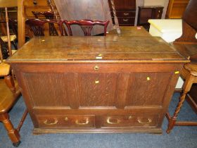 AN ANTIQUE OAK MULE CHEST WITH CROSSBANDED DETAIL - W 123 CM