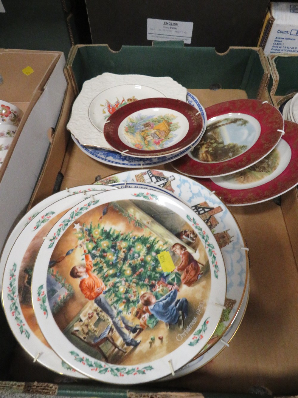 THREE TRAYS OF ASSORTED CERAMICS TO INCLUDE VINTAGE TEA WARE AND ROYAL DOULTON CHRISTMAS PLATES - Image 3 of 5