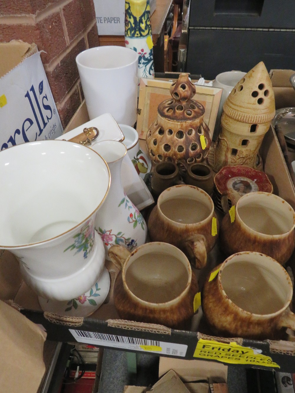 FOUR TRAYS OF ASSORTED CERAMICS TO INCLUDE AYNSLEY PEMBROKE, PORTMEIRION COMPORT ETC - Image 2 of 5