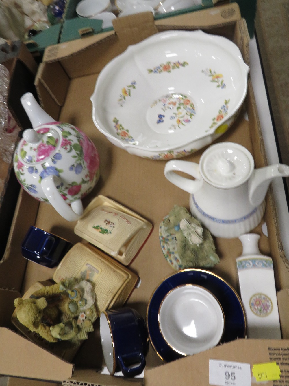 TWO TRAYS OF ASSORTED CERAMICS TO INCLUDE AYNSLEY COTTAGE GARDEN BOWL A GOLDEN JUBILEE TEA SET ETC - Image 3 of 4