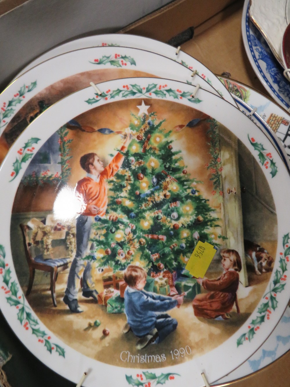 THREE TRAYS OF ASSORTED CERAMICS TO INCLUDE VINTAGE TEA WARE AND ROYAL DOULTON CHRISTMAS PLATES - Image 5 of 5