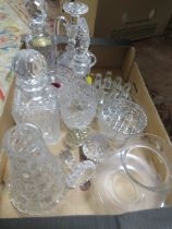 A TRAY OF ASSORTED GLASS WARE TO INCLUDE DECANTERS