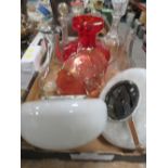 A TRAY OF ASSORTED GLASS WARE TO INCLUDE A RED GLASS JUG