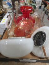 A TRAY OF ASSORTED GLASS WARE TO INCLUDE A RED GLASS JUG