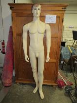 A VINTAGE STYLE MALE MANNEQUIN