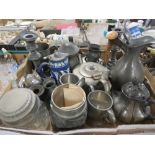A TRAY OF ASSORTED METAL WARE TO INCLUDE PEWTER TANKERS ETC