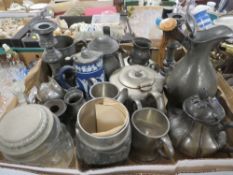 A TRAY OF ASSORTED METAL WARE TO INCLUDE PEWTER TANKERS ETC