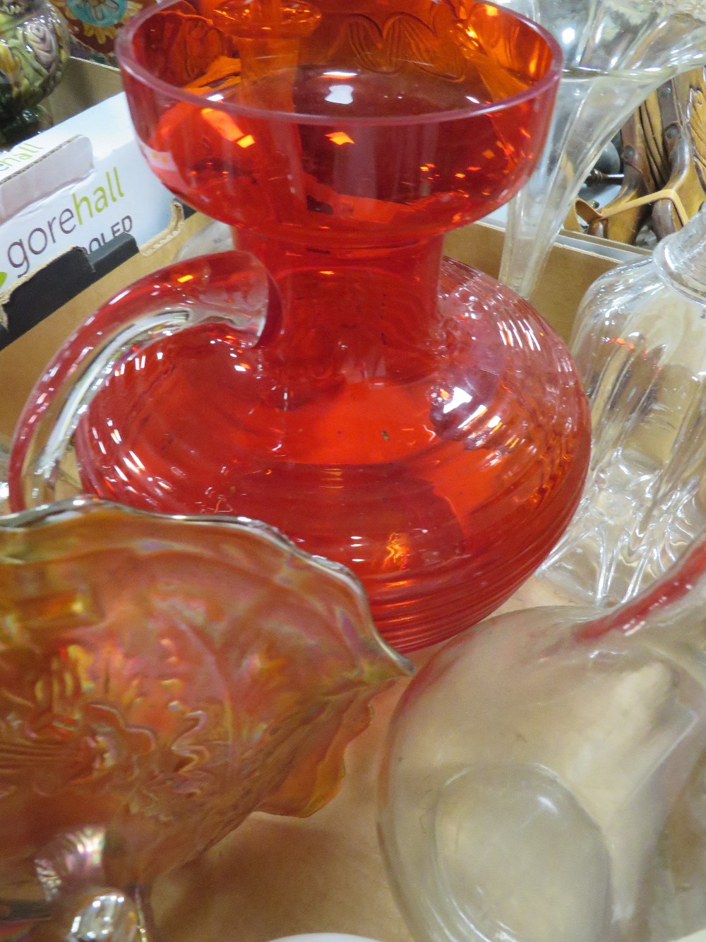 A TRAY OF ASSORTED GLASS WARE TO INCLUDE A RED GLASS JUG - Image 2 of 3