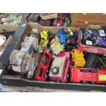 TRAY OF ASSORTED VINTAGE TOYS TO INCLUDE MODEL CARS, PULL ALONG SNOOPY DOG A/F