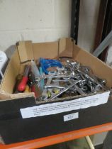 A BOX OF TOOLS TO INCLUDE APPROX 28 SPANNERS (SOME BRITOOL EXAMPLES), A HACKSAW, 4 PACKS OF