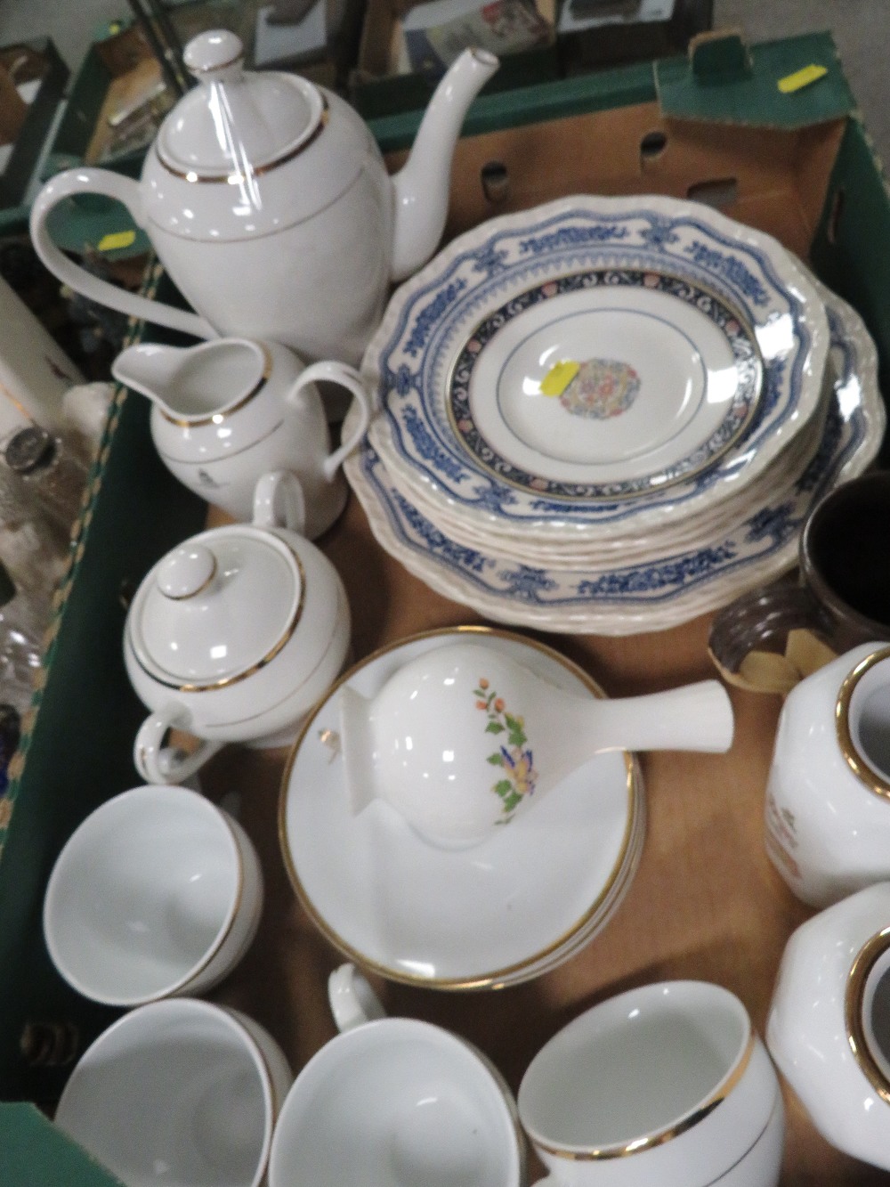 TWO TRAYS OF ASSORTED CERAMICS TO INCLUDE AYNSLEY COTTAGE GARDEN BOWL A GOLDEN JUBILEE TEA SET ETC - Image 2 of 4