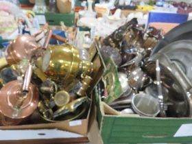A TRAY OF ASSORTED METAL WARE TO INCLUDE COPPER KETTLES, TRIVETS ETC TOGETHER WITH A TRAY OF