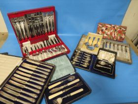 A SELECTION OF CASED FLATWARE TO INCLUDE A SET OF TWELVE SILVER HANDLED KNIFES AND A HALLMARKED