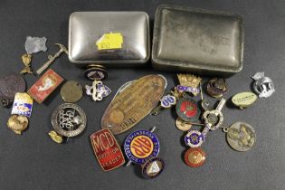 A COLLECTION OF ENAMEL AND OTHER BADGES TO INCLUDE MILITARY, BUTLINS, UNIONS ETC