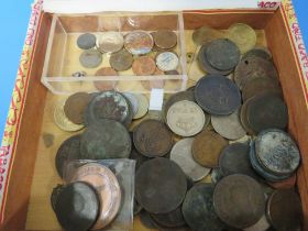 A CIGAR BOX OF COINS AND TOKENS INCLUDING EARLY TRADE TOKENS