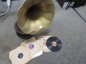 A VINTAGE WIND UP GRAMOPHONE