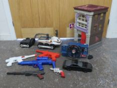 A SELECTION OF VINTAGE TOYS TO INCLUDE GHOSTBUSTERS HEADQUARTERS, TOMY BIG TRAK, A TEAM DASHBOARD,