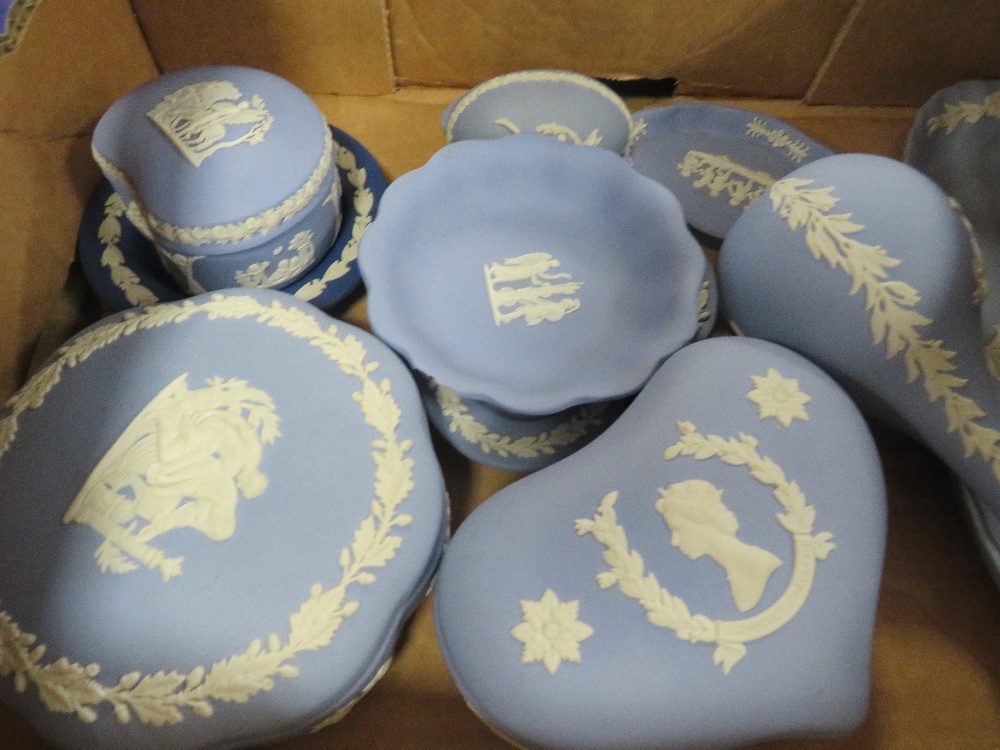 A SMALL TRAY OF ASSORTED BLUE WEDGWOOD JASPER WARE - Image 2 of 3