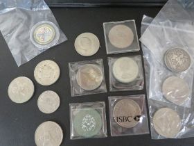 A COLLECTION OF CROWNS AND COMMEMORATIVE COINS INCLUDING 1890 AND 1951 CROWNS AND VARIOUS MODERN