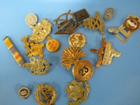 A BOX OF MILITARY AND OTHER BADGES INCLUDING STAFFORDSHIRE TYPES