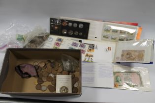 A COLLECTION OF BRITISH AND WORLD COINAGE TO INCLUDE A SILVER JUBILEE 1977 COMMEMORATE SET ETC