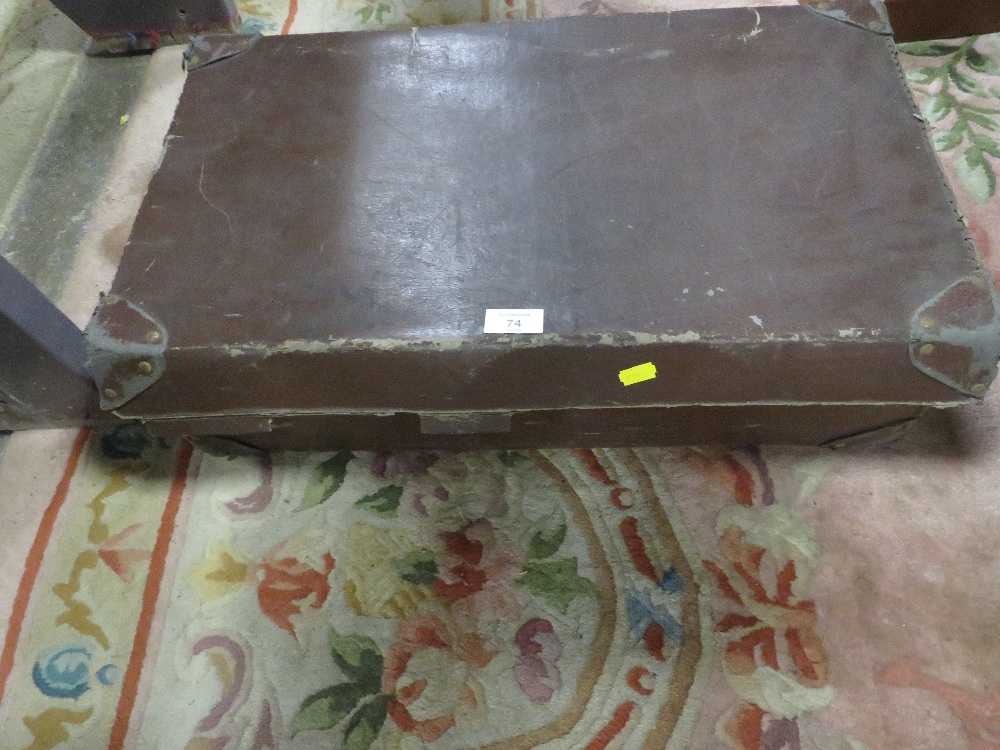 A SMALL QUANTITY OF PIANO MUSIC MAGAZINES ETC CONTAINED IN A VINTAGE LEATHER SUITCASE A/F - Image 4 of 4