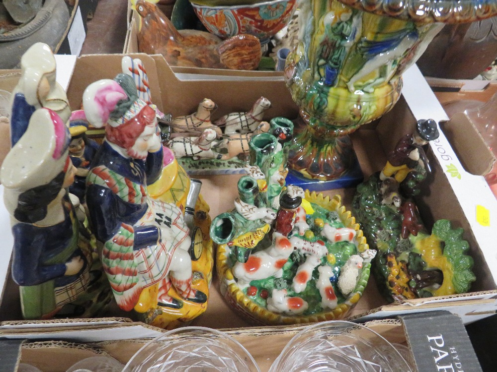 A TRAY OF ASSORTED STAFFORDSHIRE FLATBACK TYPE FIGURES, MAJOLICA STYLE URN ETC