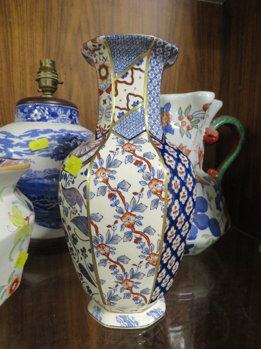 A SELECTION OF ANTIQUE AND VINTAGE CERAMICS TO INCLUDE VARIOUS JUGS - Image 3 of 4