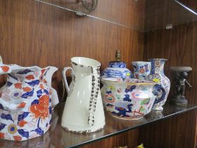 A SELECTION OF ANTIQUE AND VINTAGE CERAMICS TO INCLUDE VARIOUS JUGS