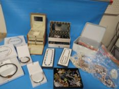 A SELECTION OF COSTUME JEWELLERY TO INCLUDE BOXED COEUR DE -LION EXAMPLES, JEWELLERY BOX AND