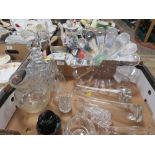 A SMALL TRAY OF GLASS WARE TO INCLUDE A MDINA VASE, UNUSUAL SHIP IN BOTTLE ETC