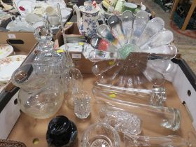 A SMALL TRAY OF GLASS WARE TO INCLUDE A MDINA VASE, UNUSUAL SHIP IN BOTTLE ETC