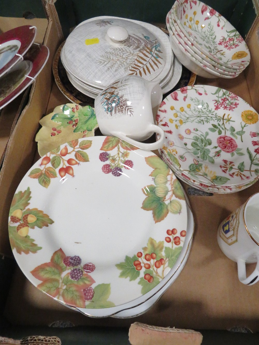 THREE TRAYS OF ASSORTED CERAMICS TO INCLUDE VINTAGE TEA WARE AND ROYAL DOULTON CHRISTMAS PLATES - Image 2 of 5