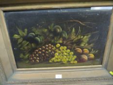 A LATE 19TH / EARLY 20TH CENTURY GILT FRAMED STILL LIFE OIL ON PANEL OF FRUIT ON A TABLE, 34.5 X
