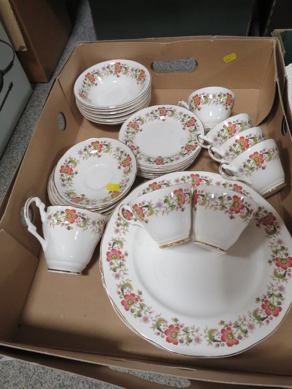 THREE TRAYS OF ASSORTED CERAMICS TO INCLUDE VINTAGE TEA WARE AND ROYAL DOULTON CHRISTMAS PLATES - Image 4 of 5