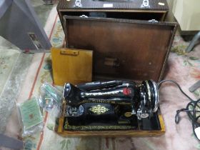 A CASED VINTAGE ELECTRIC SINGER SEWING MACHINE EC142854