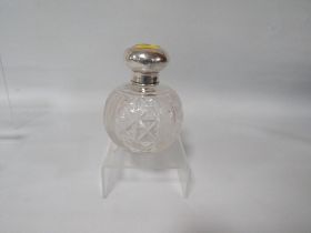 A LARGE HALLMARKED SILVER SCENT BOTTLE - LONDON 1920