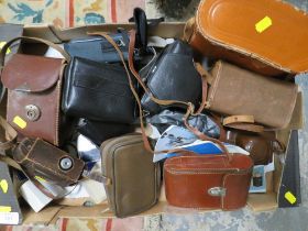 A TRAY OF VINTAGE CAMERAS, BINOCULARS ETC