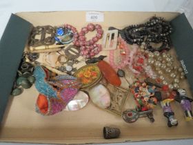 A TRAY OF ASSORTED VINTAGE COSTUME JEWELLERY TO INCLUDE BIG NECKLACES ETC