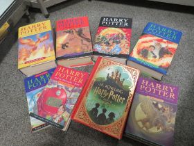 A COLLECTION OF HARRY POTTER BOOKS TO INCLUDE FIRST EDITION PAPER BACK PRISONER OF AZKABAN &