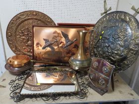 A QUANTITY OF ASSORTED METAL WARE TO INCLUDE PLAQUES, SHIELDS, WARMING PAN ETC
