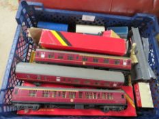 A '00' GAUGE TRAIN LOT TO INCLUDE ONE BOXED PIECE OF ROLLING STOCK, THREE UNBOXED TRIANG COACHES,