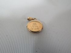 A SMALL CIRCULAR HALLMARKED 9 CARAT GOLD LOCKET AND BAIL, approx overall weight 1.5g, Dia 4.2 cm