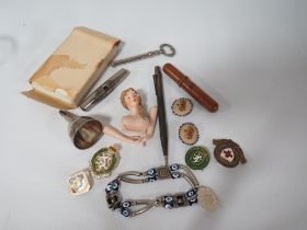 A QUANTITY OF COLLECTABLES TO INCLUDE A STERLING SILVER YARD-O-LED PENCIL, A PACK OF SINGER SEWING
