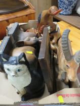 A TRAY OF ASSORTED ANIMALS TO INCLUDE WOODEN EXAMPLES, CAT DOOR STOP ETC