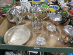A TRAY OF ASSORTED SILVER PLATED WARE TO INCLUDE TEA WARE