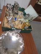 A TRAY OF ASSORTED SILVER PLATE AND METAL WARE TO INCLUDE A BRASS EFFECT CLOCK