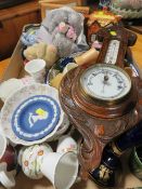 A TRAY OF ASSORTED CERAMICS TO INCLUDE WEDGWOOD, CARVED OAK BAROMETER ETC