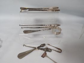 A SELECTION OF HALLMARKED SILVER COLLECTABLE'S TO INCLUDE SILVER HANDLED BUTTON HOOKS, SHOE HORNS