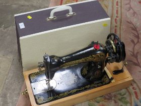 A VINTAGE CASED SINGER SEWING MACHINE REF F7863747